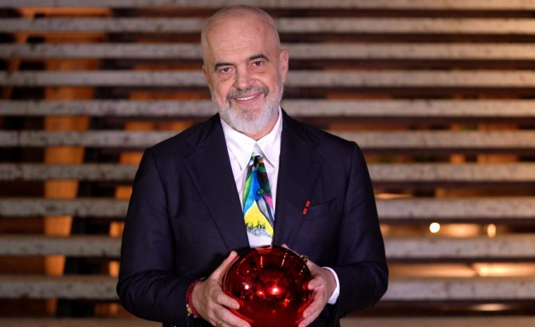 Kryeministri Rama mesazh urimi për Vitin e Ri 2025:Shqipërinë do ta ngjisim në majën ku gjendet shtëpia e madhe e familjes europiane!