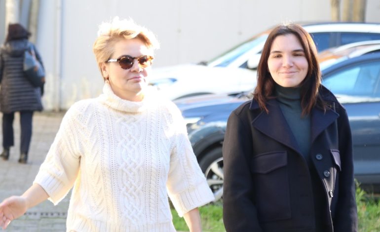 Monika Kryemadhi paraqitet në Apelin e GJKKO! E shoqëron sërish vajza e saj
