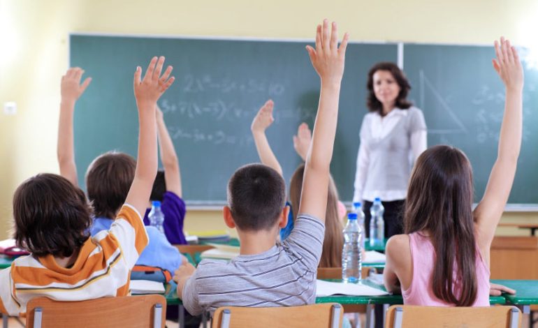 Mësuesit zëvendësues, Ministria e Arsimit ndryshon udhëzimin! Ja ku do të emërohen dhe institucionet ku do të pilotohet përforcimi!