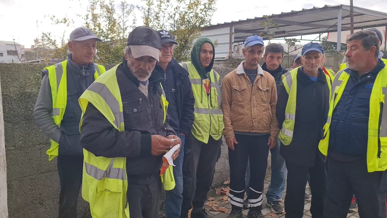 ‘Shkop dhe karrotë’: Bashkia thyen grevën e punonjësve të pastrimit