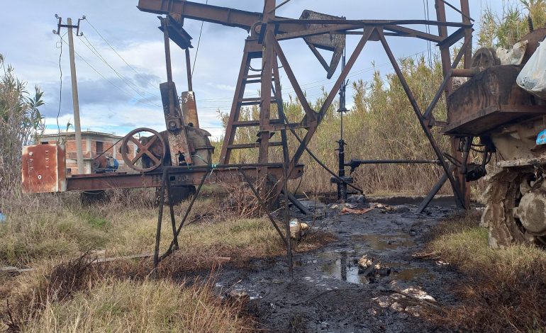 Nafta derdhet lumë në Kuçovë, por institucionet bëjnë një sy qorr