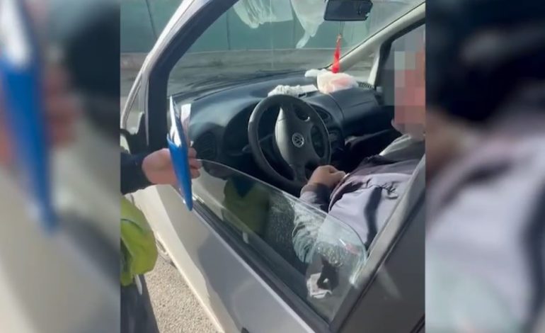 I dehur në timon! Tentoi të korruptonte efektivët e Rrugores, arrestohet shoferi 46-vjeçar