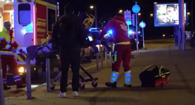 E rëndë në Gjermani! Makina përplas një grup qytetarësh në tregun e Krishtlindjeve, 11 të vrarë dhe mbi 60 të plagosur