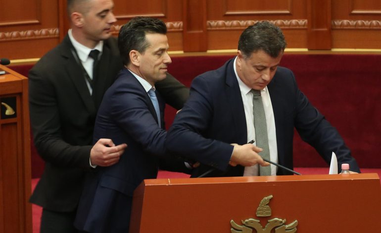 Përplasja me Agron Shehajn në Kuvend – Noka: Tentoi të bllokonte betejën e opozitës, kauza e tij për rrugën Kashar-Thumanë ishte false