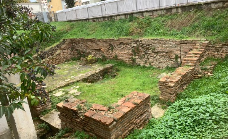 Restaurimi i teatrit të Durrësit lë në hije monumentin në themelet e tij