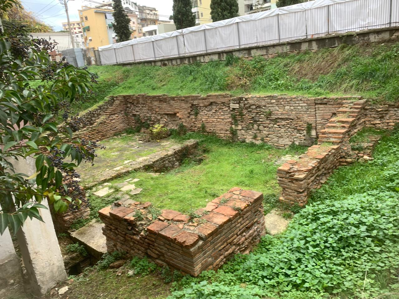 Restaurimi i teatrit të Durrësit lë në hije monumentin në themelet e tij
