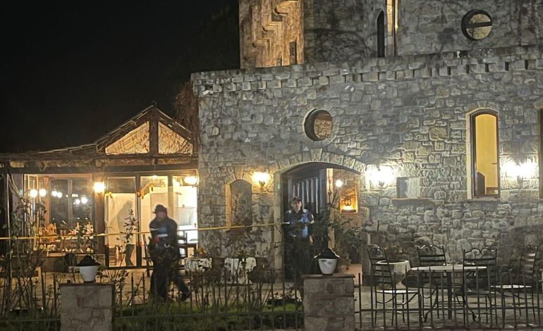 Vrau mikun e tij në mes të lokalit në Ndroq, pas 24 orësh në arrati, autori dorëzohet në polici