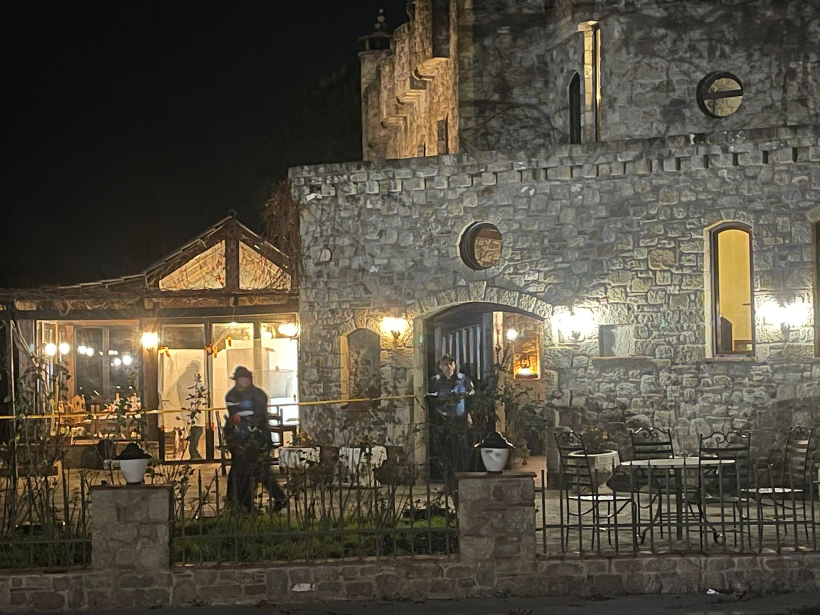 Vrau mikun e tij në mes të lokalit në Ndroq, pas 24 orësh në arrati, autori dorëzohet në polici