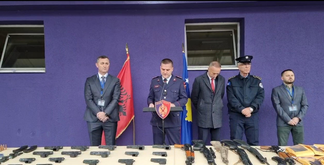 Çmontohet banda e trafikut të armëve Kosovë-Shqipëri, Prokuroria Speciale dhe e Tiranës: Janë lëshuar 14 urdhër arreste