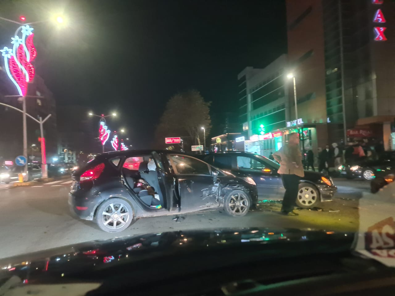 Përfshihen në aksident dy mjete në zonën e Laprakës, disa të lënduar