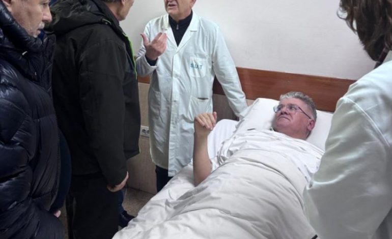 I shtruar në spital, Agron Gjekmarkaj rrëfen momentet e incidentit të tij në protestë: Më shtynë me përbuzje! U thash se jam Nënkryetar i Parlamentit, por…