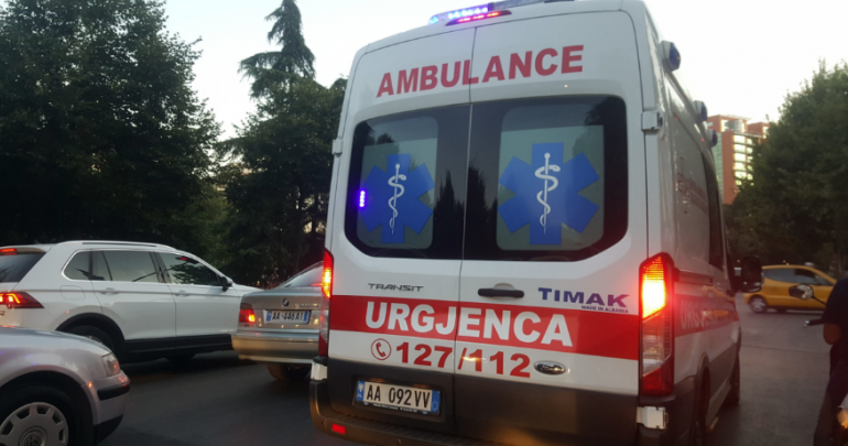 U rrëzua aksidentalisht nga lartësia teksa po punonte, 55-vjeçari transportohet me urgjencë në spital