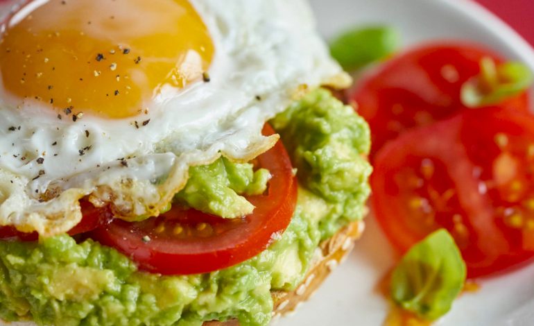 Ky Ushqim në Mëngjes Mbron Imunitetin dhe Mban Larg Gripin