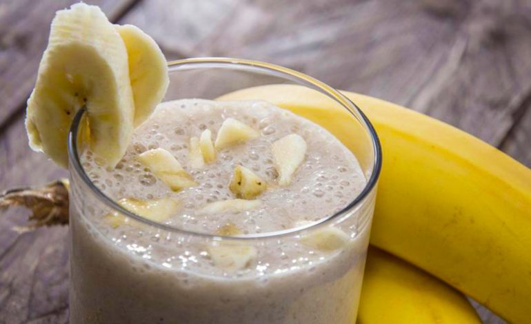 Qumësht me Banane – A Duhet ta Pini në Mëngjes?