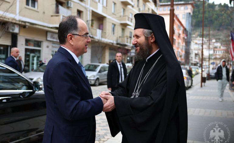 Presidenti Begaj takohet me Mitropolitin e Beratit për festën e Krishtlindjes: Ne mund të ndërtojmë një të ardhme më të ndritur për Shqipërinë.