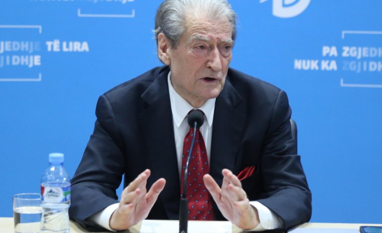 “Të motivojmë çdo anëtar të PD”- Berisha thirrje shqiptarëve për bashkim: Të krijohet një front i gjerë, jo vetëm me demokratët! Donald Trump fitoi nga takimi me njerëzit