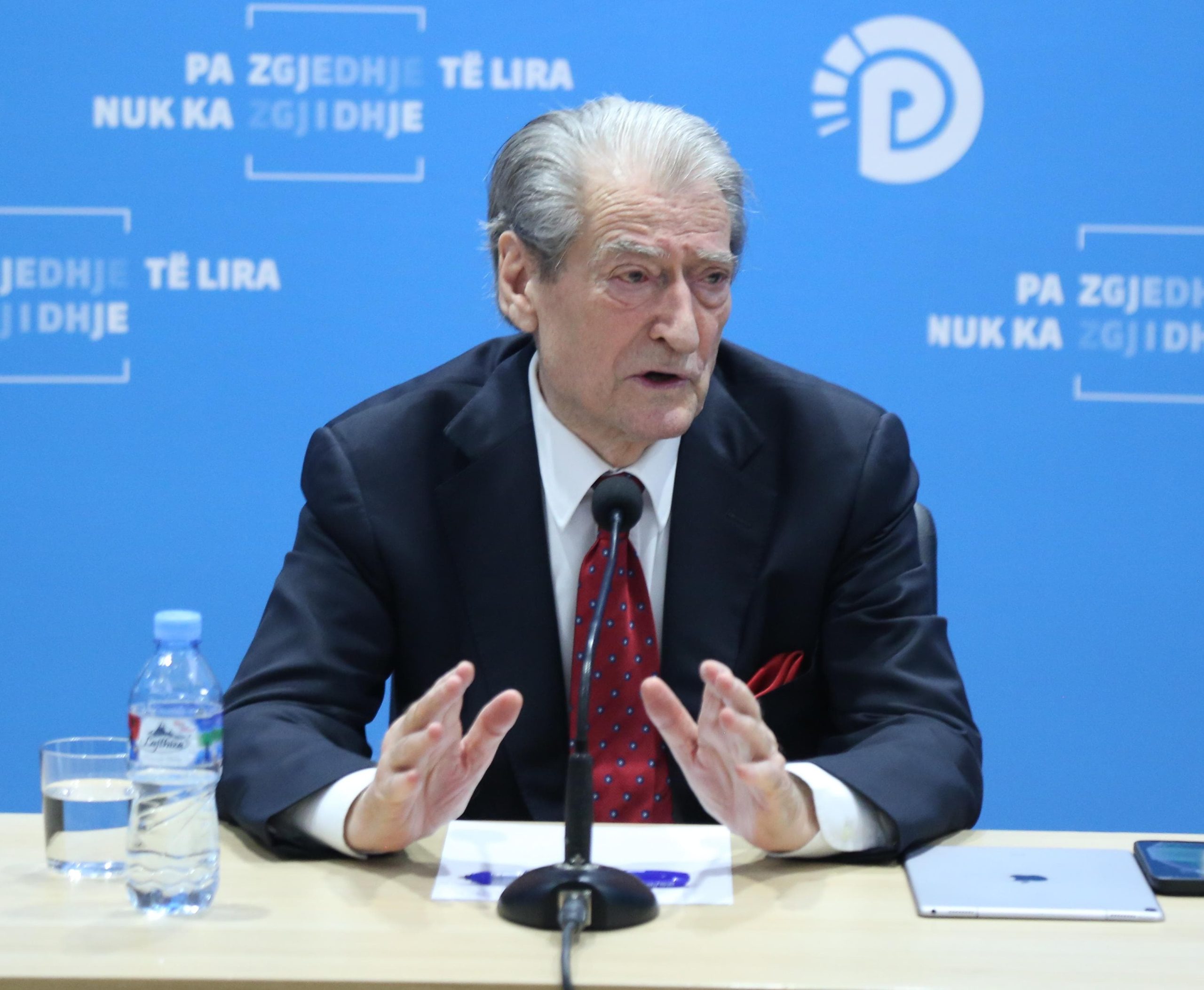 “Të motivojmë çdo anëtar të PD”- Berisha thirrje shqiptarëve për bashkim: Të krijohet një front i gjerë, jo vetëm me demokratët! Donald Trump fitoi nga takimi me njerëzit