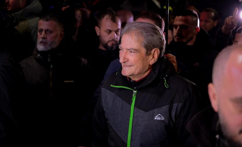 Protesta e parë me Berishën të lirë, kreu i PD: Në të ardhmen nuk ka më diktaturë! Mosbindja civile është kodi i përmbysjes