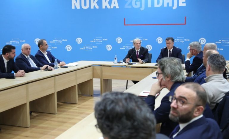 Propozimi i PS për faljen e gjobave/ Berisha në takimin me drejtuesit e qarqeve: Fillimisht t’u kthejnë lekët atyre që ua kanë marrë nga viti 2014