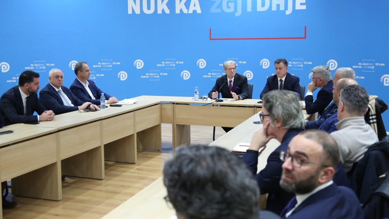 Propozimi i PS për faljen e gjobave/ Berisha në takimin me drejtuesit e qarqeve: Fillimisht t’u kthejnë lekët atyre që ua kanë marrë nga viti 2014