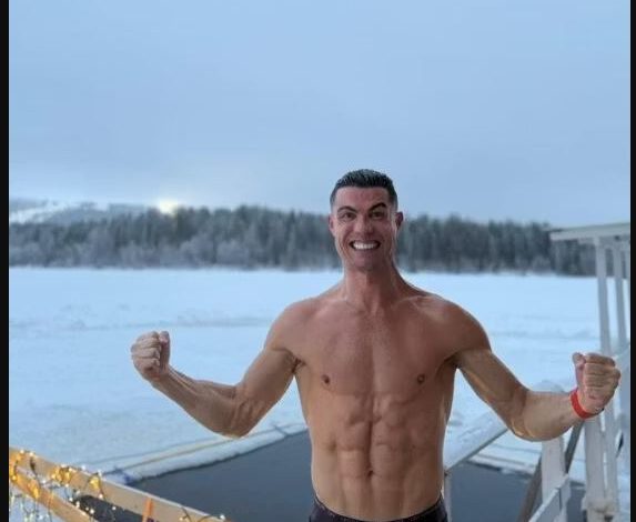 Ronaldo viziton “Babagjyshin”, CR7 uron Krishtlindjen duke sfiduar temperaturat e ulta