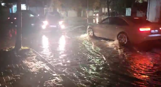 Përmbyten rrugët në qytetin e Durrësit! Reshjet e shiut krijojnë vështirësi në qarkullim (FOTO)