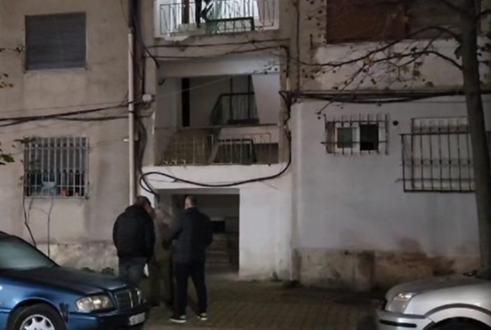 U gjet i m*sakruar me thikë në banesën e tij, zbardhet vrasja e 82 vjeçarit në Durrës! Shpallet në kërkim autori