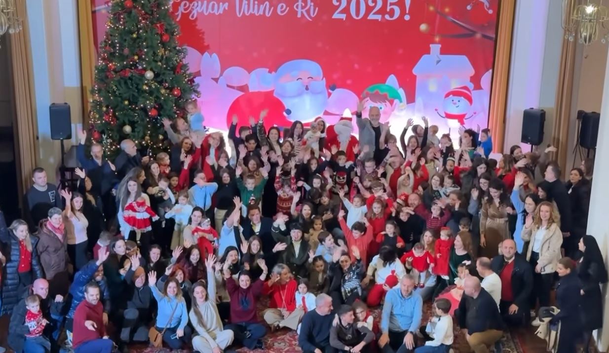 Festë në godinën e qeverisë! Rama publikon videokartolinën e fëmijëve dhe prindërve të skuadrës së Kryeministrisë