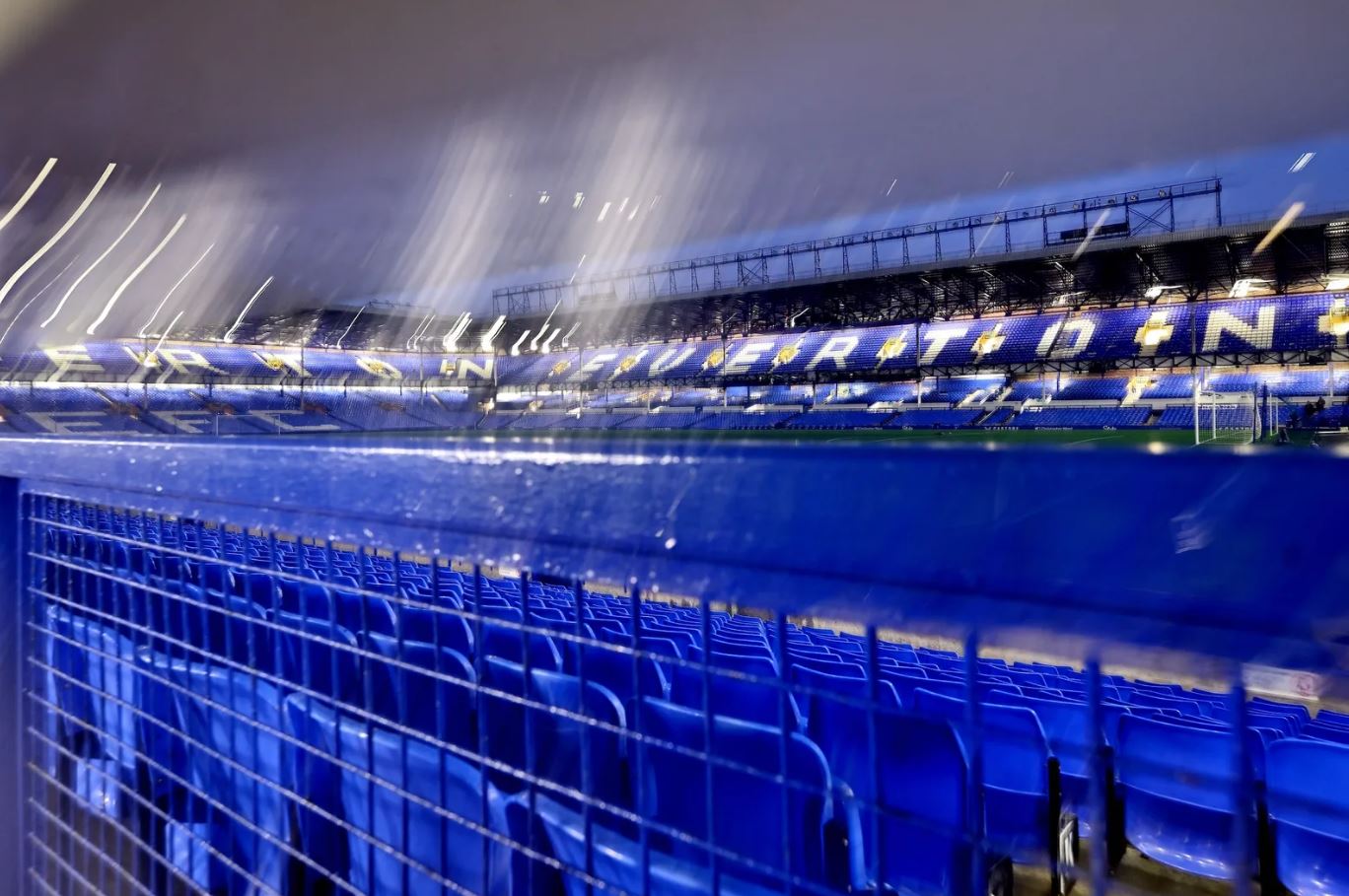 Moti i keq “ndal” Brojën, shtyhet derbi Everton-Liverpool