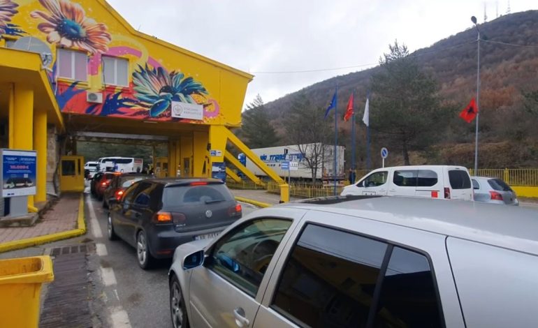 Festat e fundvitit sjell emigrantët në atdhe! Fluks në pikën kufitare të Kapshticës, rritet numri i sporteleve