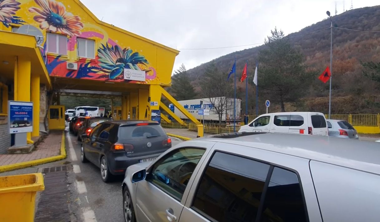 Festat e fundvitit sjell emigrantët në atdhe! Fluks në pikën kufitare të Kapshticës, rritet numri i sporteleve