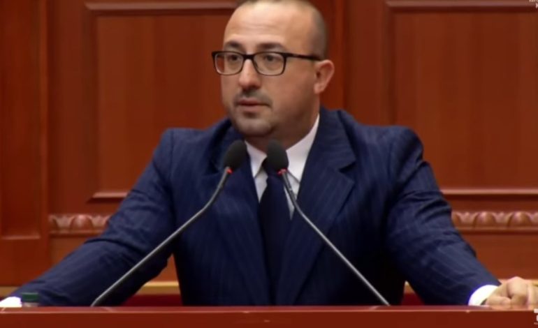 “Nuk jep njeri nuse në fshat, s’ka më lopë për të mjelë”, Korreshi ironizon situatën në vend: Ministre rrini më shumë me hallexhinjtë