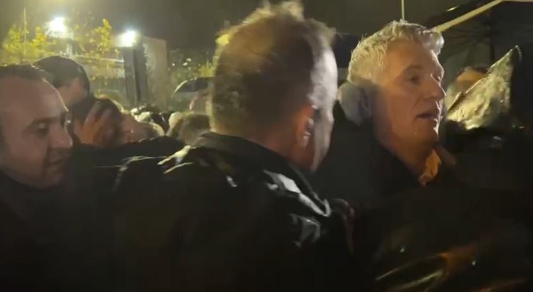 Dhunë ndaj Agron Gjekmarkajt? Përgënjeshtron demokratët Policia e Shtetit: Nuk është goditur nga asnjë punonjës! Ai nuk u ndje mirë dhe u largua