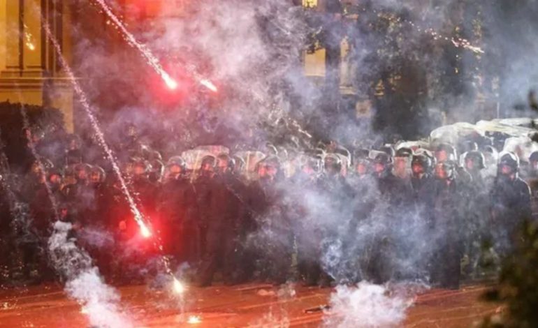 Gjeorgjia prej katër netësh nën demonstratat e opozitës, kryeministri refuzon zgjedhjet e reja: Presidentja ka edhe 4 javë kohë të largohet