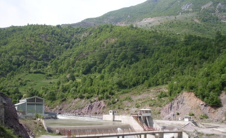 Familjarët denoncuan humbjen e saj, 26 vjeçarja gjendet e pajetë në kanalin e hidrocentralit të Orgjostit! Dyshimet e para