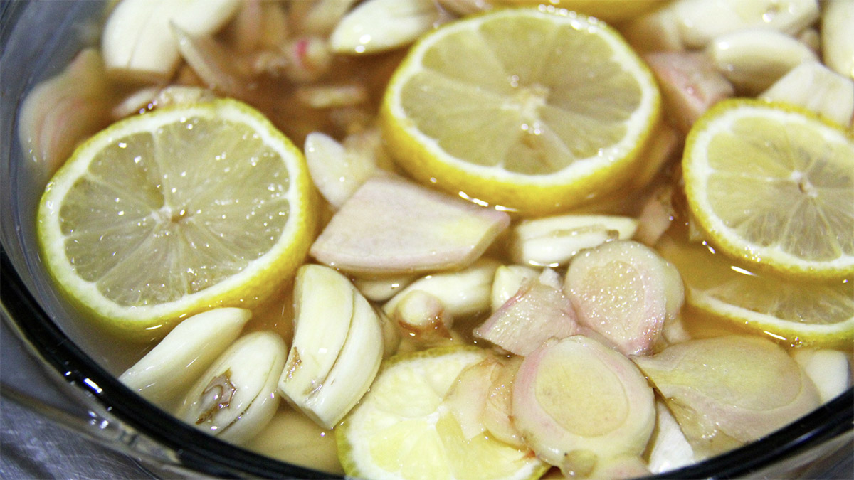 Hudhër me Limon për të Pastruar Enët e Gjakut në 40 Ditë
