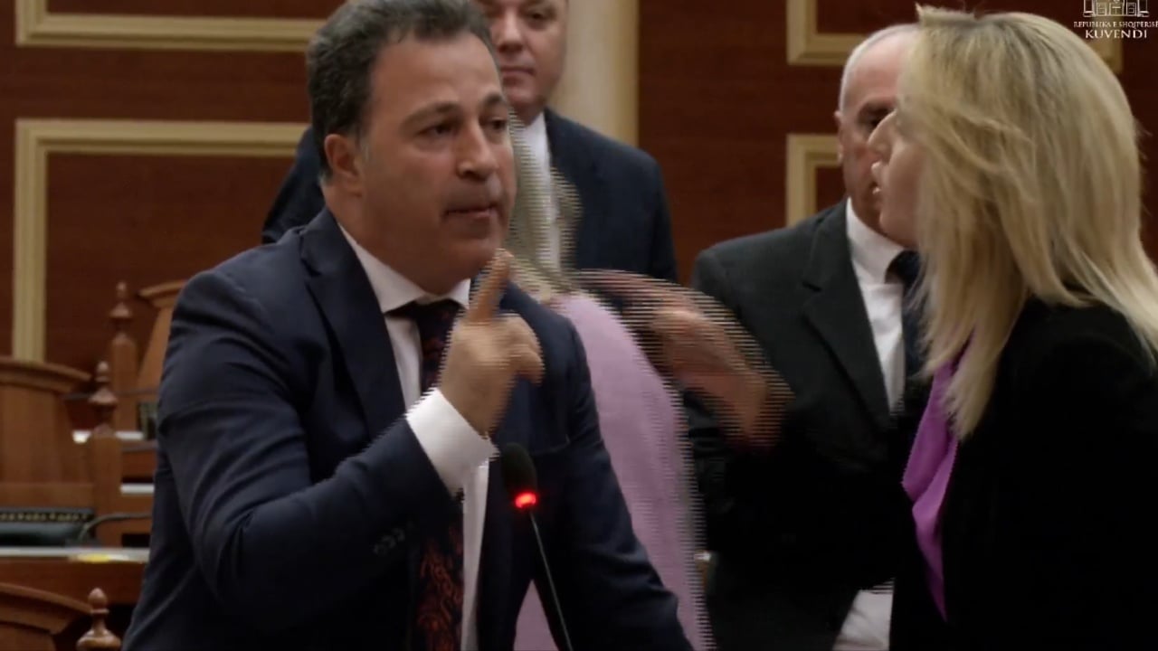 Peleshi kërkoi ndërprerjen e seancës, Ina Zhupa i shkon kreut të grupit të PS: Po ti Niko, i thua gruas tënde ruse?