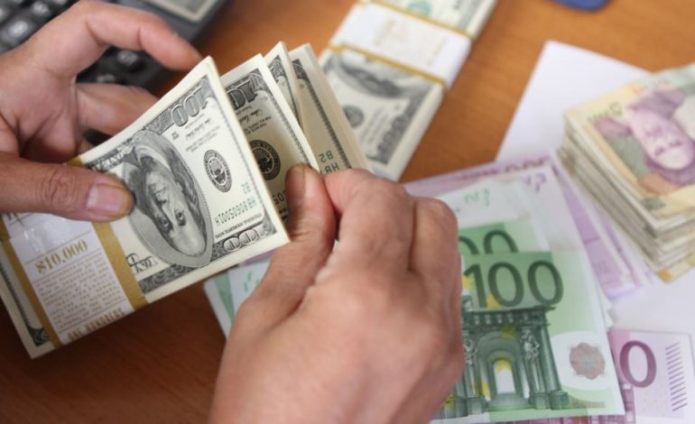 Këmbimi valutor për sot/ Me sa blihen e shiten dollari dhe euro, çfarë ndodh me monedhat e tjera