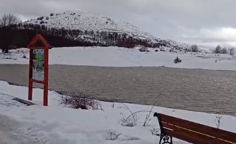 Reshje dëbore gjatë natës në zonat malore në Librazhd, turistët “e shfrytëzojnë”, por disa fshatra janë pa energji elektrike