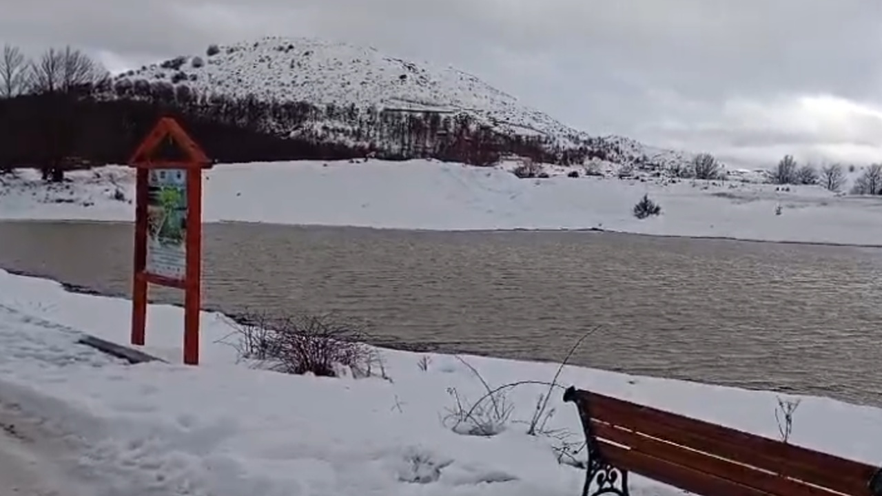 Reshje dëbore gjatë natës në zonat malore në Librazhd, turistët “e shfrytëzojnë”, por disa fshatra janë pa energji elektrike