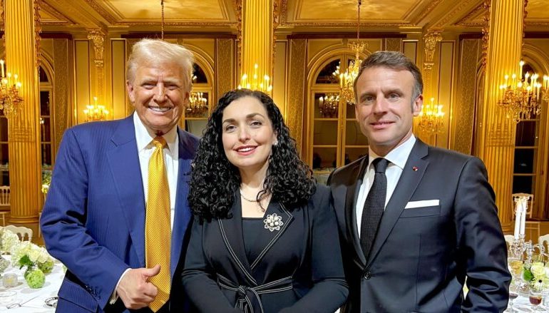 “Aleanca euroatlantike” – Vjosa Osmani publikon foton krah presidentit të zgjedhur të SHBA, Donald Trump dhe Emmanuel Macron