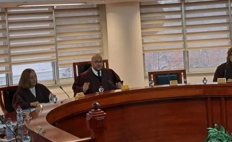 Ligji për gjuhët në Maqedoninë e Veriut në Kushtetuese, bojkotojnë procesin dy gjykatës shqiptarë! Shtyhet seanca gjyqësore për dy javë