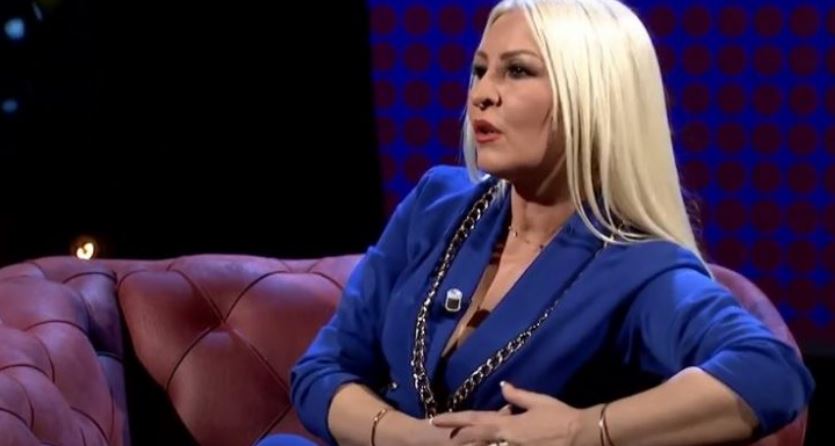 “M’u duk sikur më ra…”- Humbi të ëmën, këngëtarja e njohur rrëfen momentin më të vështirë të jetës! Ja amaneti që më la mamaja