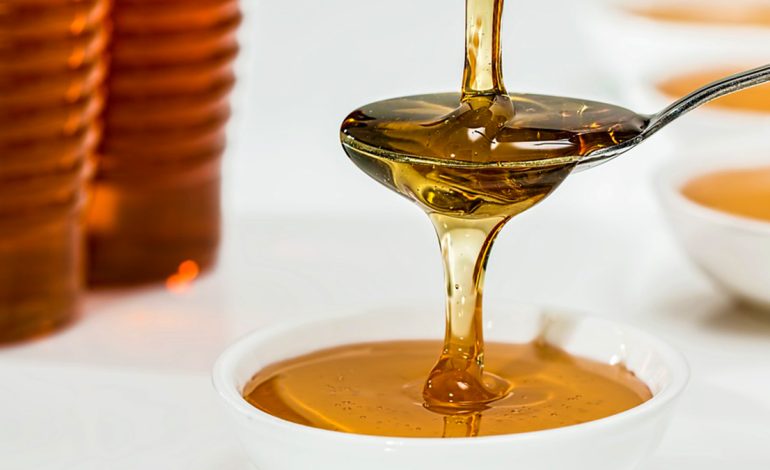 Pesë Arsye të Forta Përse Duhet të Hani Një Lugë Mjaltë Përpara Gjumit