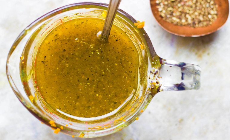 Mjaltë me Piper të Zi – Kura Natyrale Kundër të Ftohurës