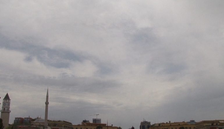 Vranësira kalimtare dhe temperatura deri në -2 gradë Celsius! Ja si parashikohet moti për ditën e nesërme