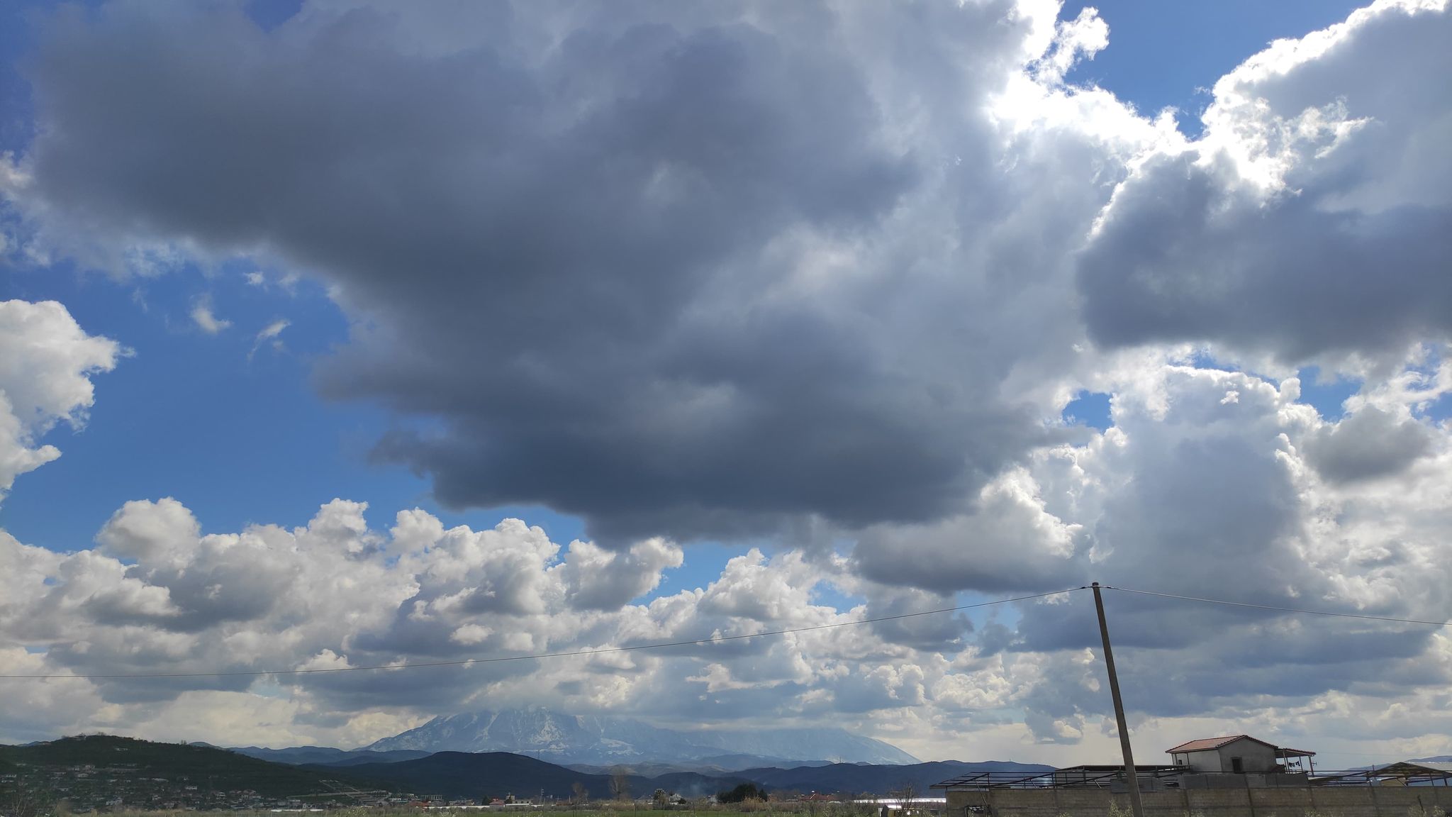 Vranësira kalimtare dhe temperatura deri në 16°C! Ja si parashikohet moti për ditën e nesërme
