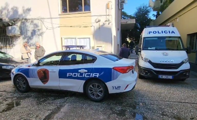 “Konflikti, për publikimin e fotove në rrjetet sociale”- Goditi 4 herë me thikë shokun e klasës, adoleshenti del para gjykatës! I plagosuri tregon si nisi sherri