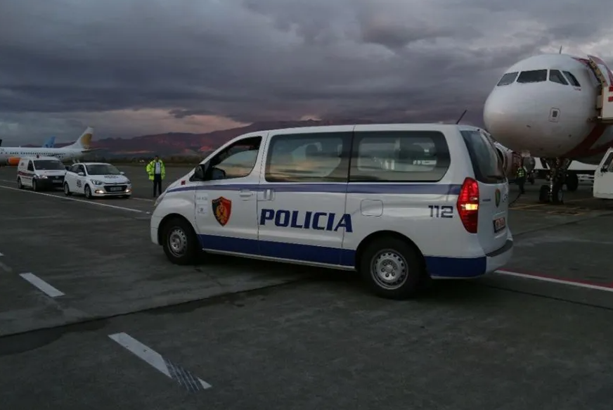 EMRI/ I dënuar me burg, ekstradohet nga Shqipëria drejt Turqisë shtetasi turk