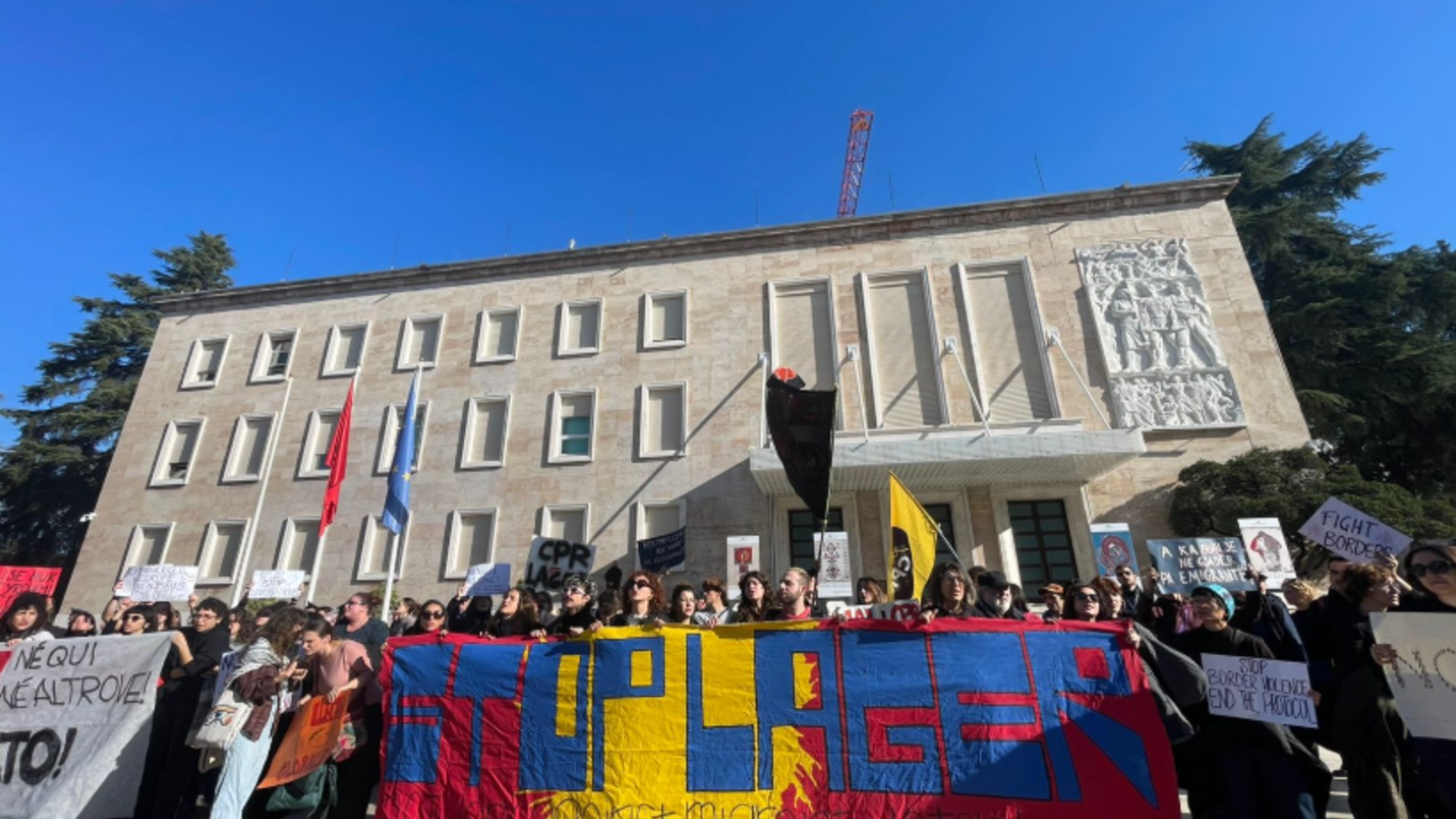 Protestë para Kryeministrisë, të rinjtë dhe shoqëria civile kundër marrëveshjes për refugjatët në Shqipëri